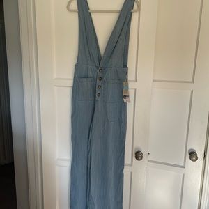 THE most flattering denim jumper from Forever 21. New with tags. Medium